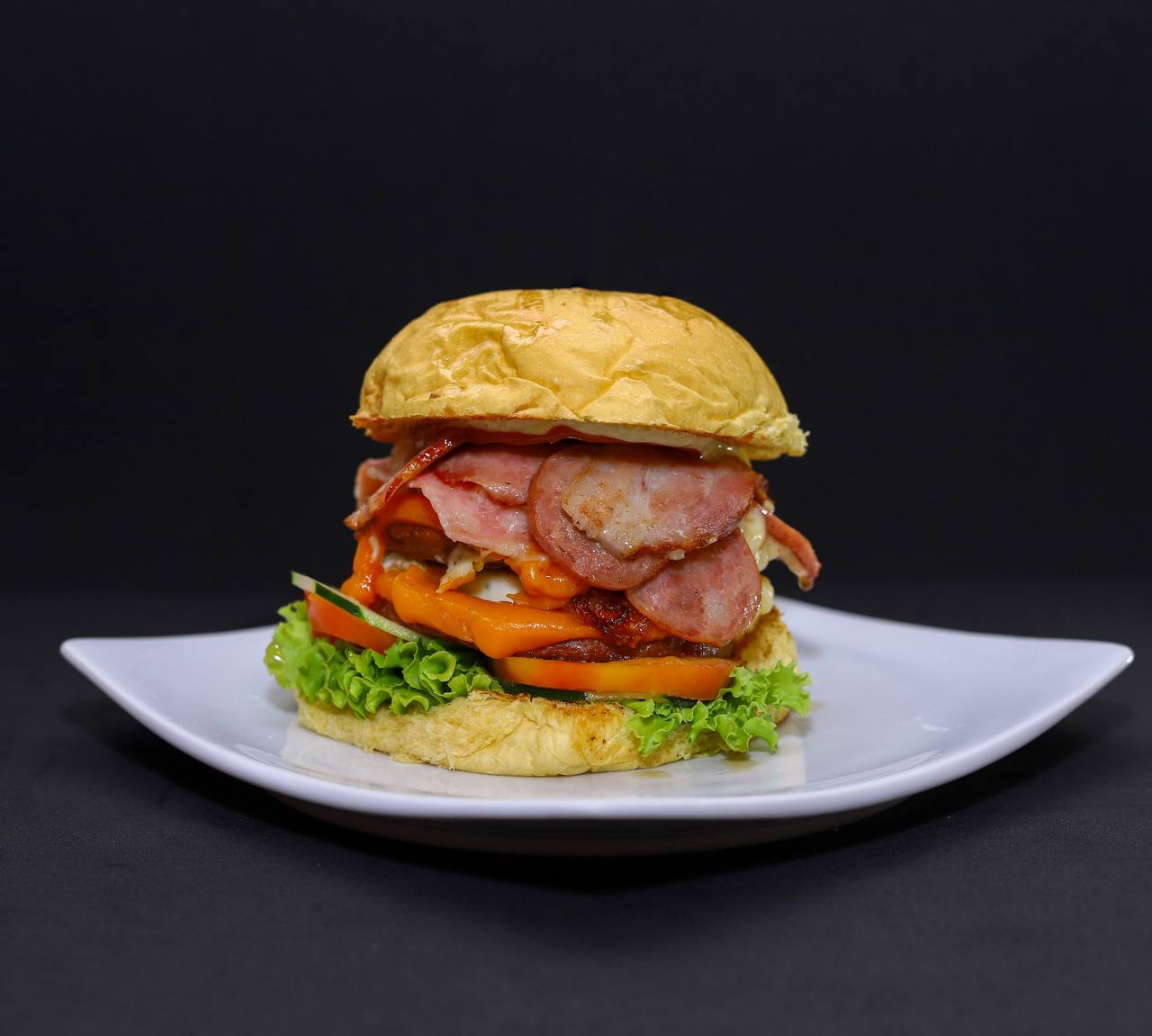 Hambúrguer artesanal com salada do Cachorrão Burguer